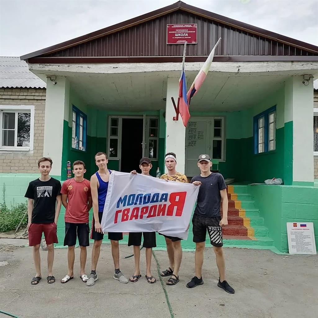 Молодогвардейцы Белокалитвинского района оказали адресную помощь Погореловской общеобразовательной школе