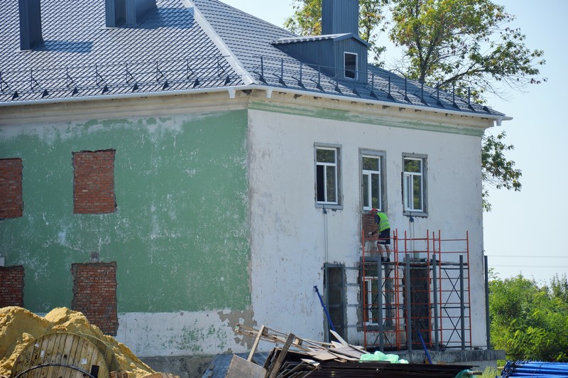 Продолжается ремонт школы №11 в Горняцком