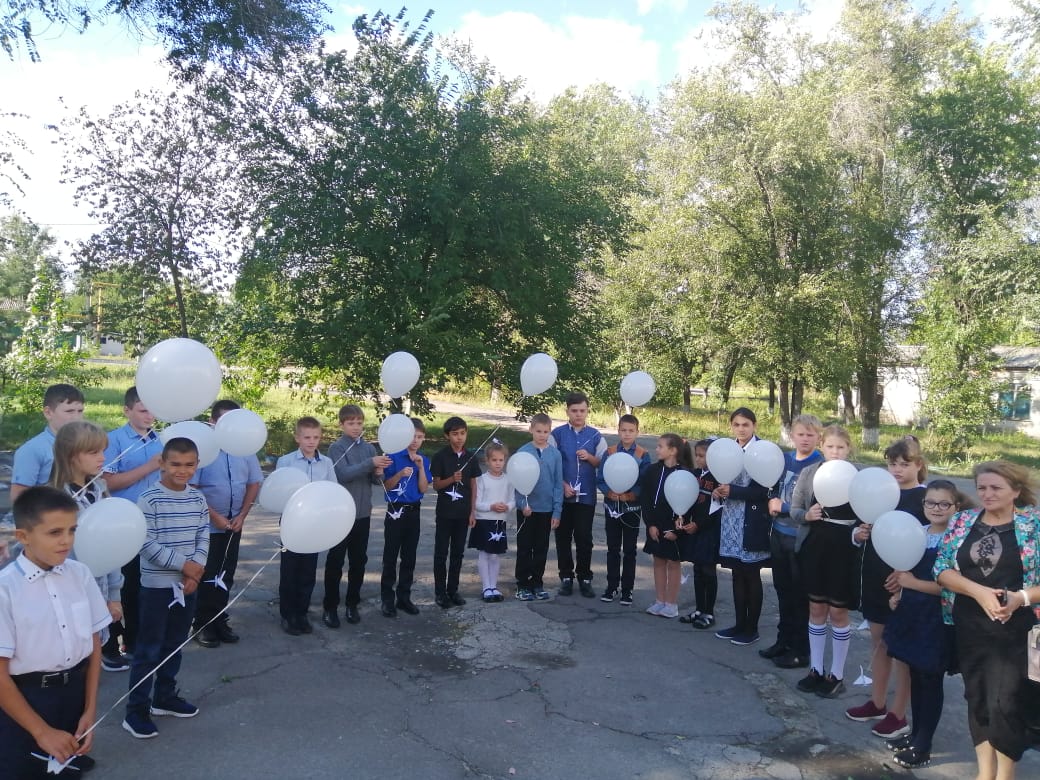Белые шары в память о трагедии