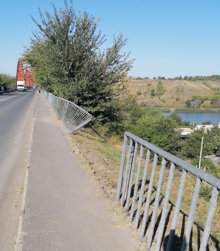 Ломать &amp;#8212; не строить: восстановлено ограждение моста через Северский Донец
