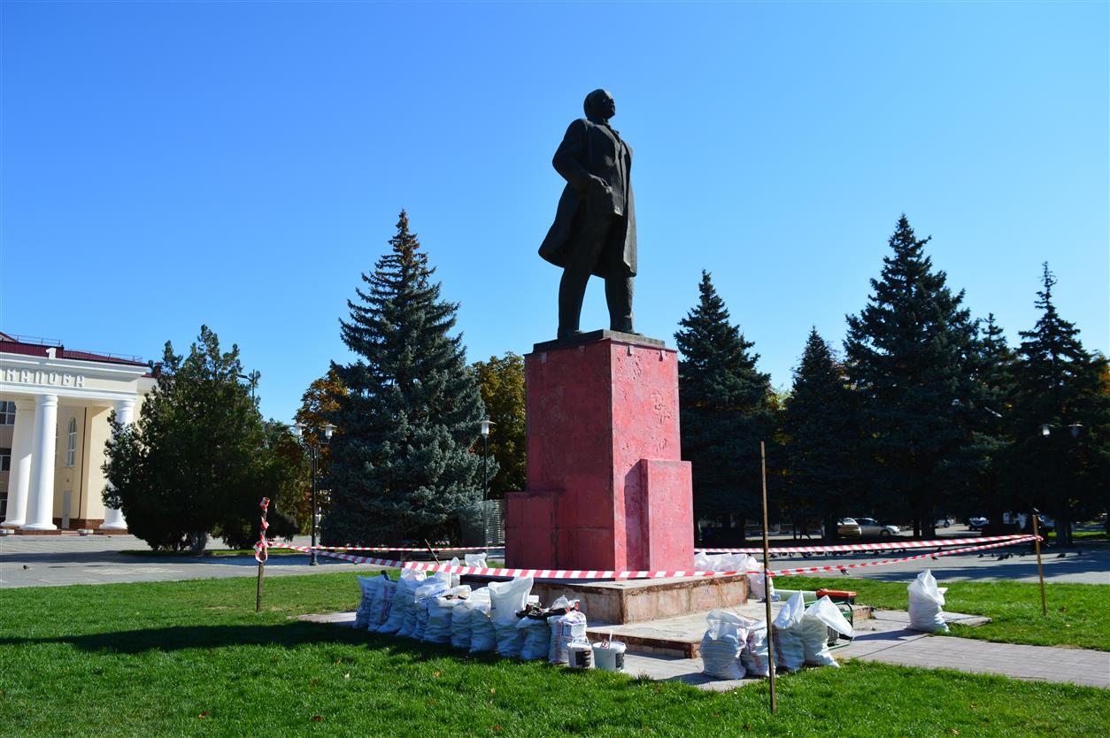 В Белой Калитве на Театральной площади начался ремонт памятника Ленину