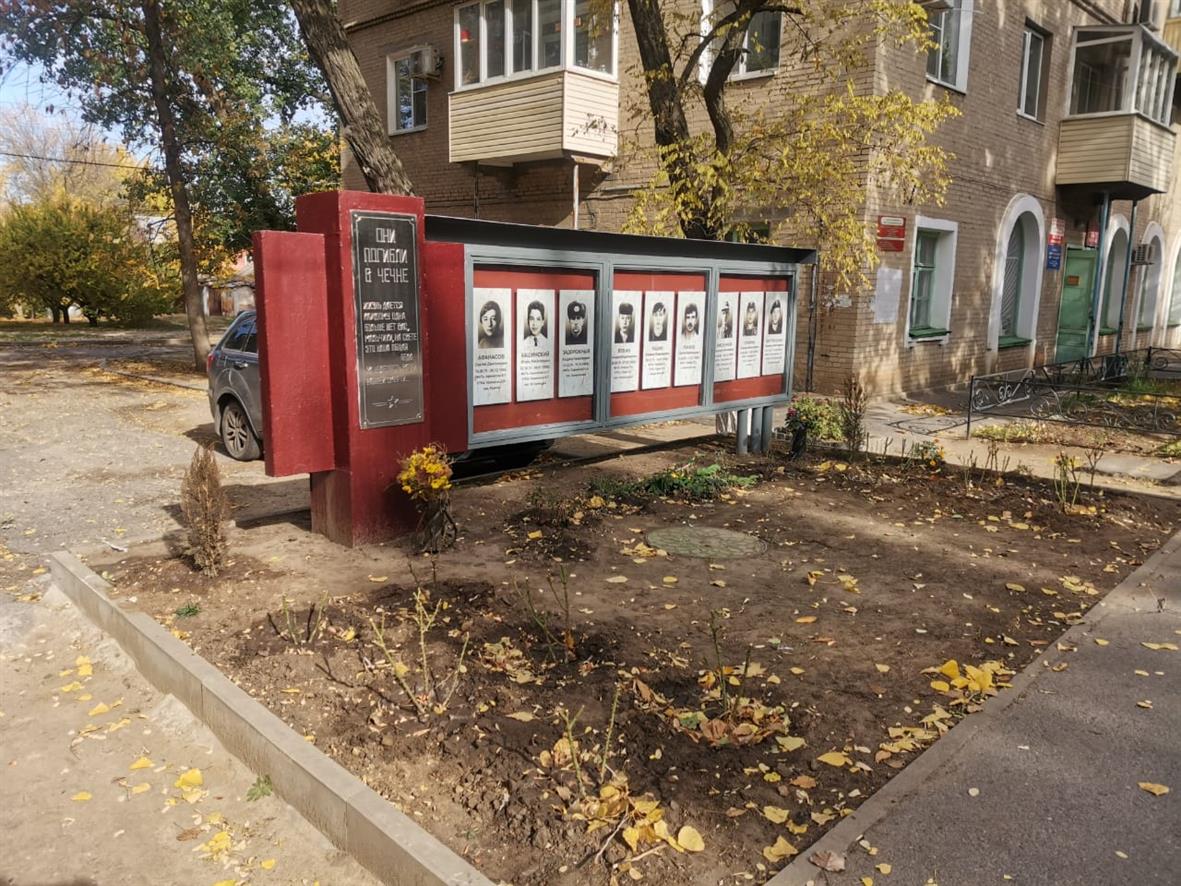 В Белой Калитве у памятника погибшим в Чечне вновь высадили живые цветы | Белая  Калитва: Информационно - развлекательный портал