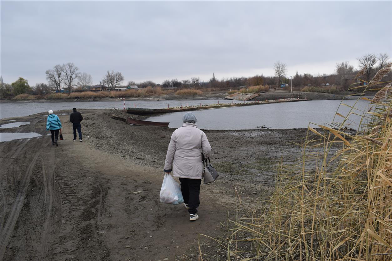 Понтонный мост в Краснодонецкой убрали