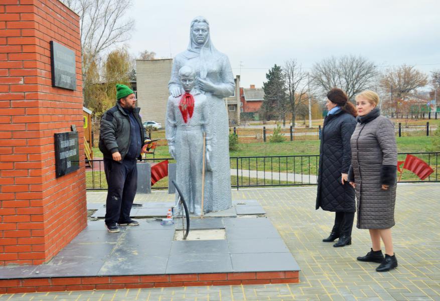 Ход выполнения работ на мемориале, расположенном в селе Литвиновка проинспектировала глава администрации района Ольга Мельникова