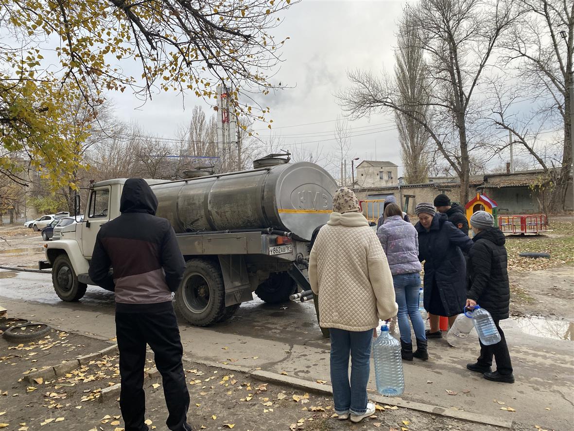 «Наши жалобы долгое время игнорировали»: жители дома на ул. Энгельса четвертый день живут без воды