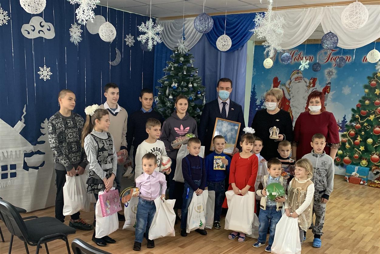 Депутат Госдумы привез подарки к Новому году в Белокалитвинский СРЦ