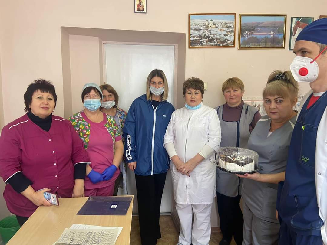 Волонтеры &amp;#171;Единой России&amp;#187; в новогодние праздники доставили угощения медикам Белой Калитвы