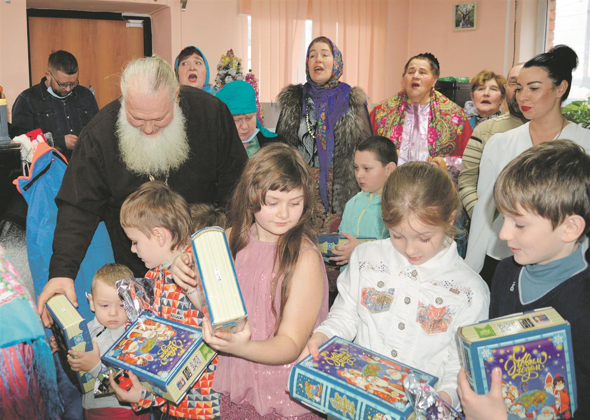 В день Рождества Христова в храме Казанской иконы Божией Матери в поселке Коксовом прошла праздничная литургия