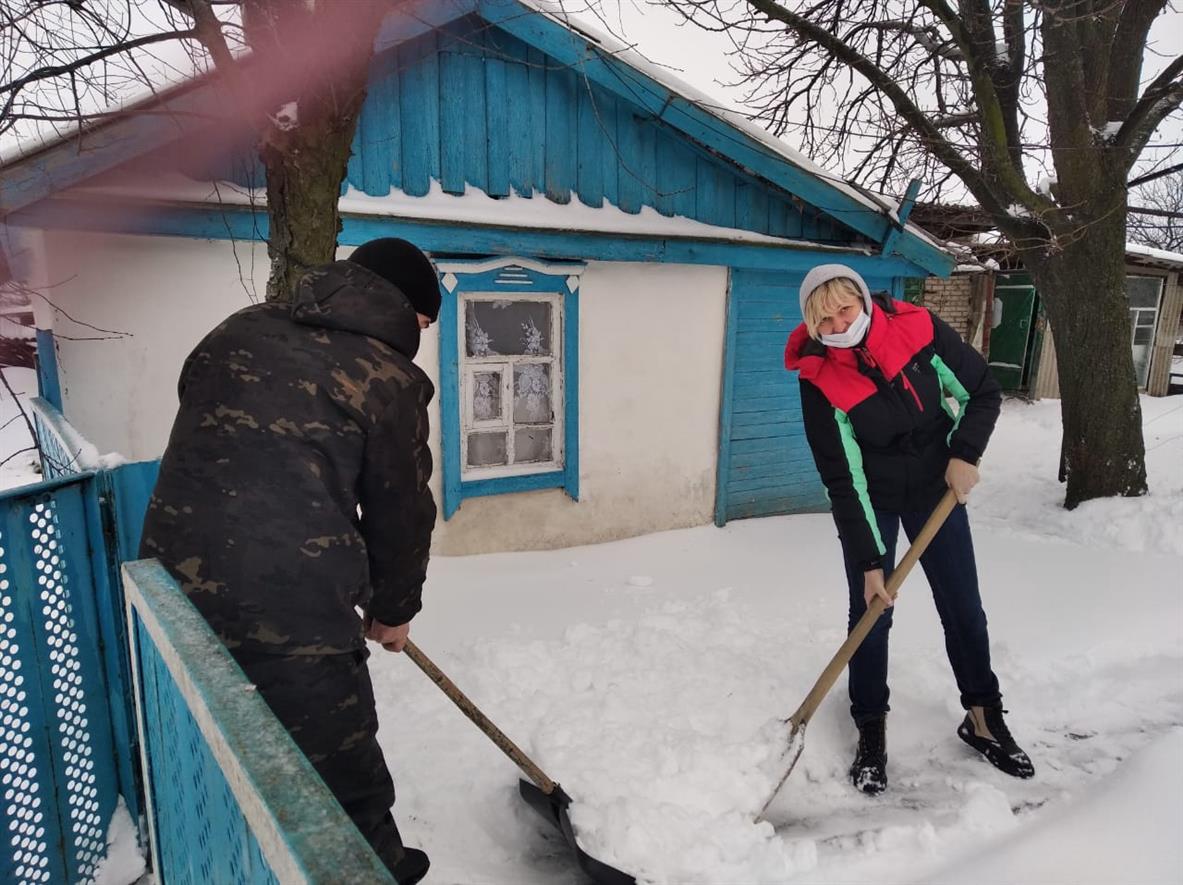 Семья Гузевых помогла пенсионерке из Краснодонецкого поселения