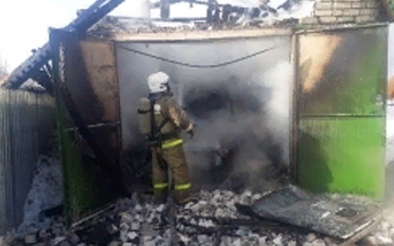 В п. Шолоховском сгорел гараж
